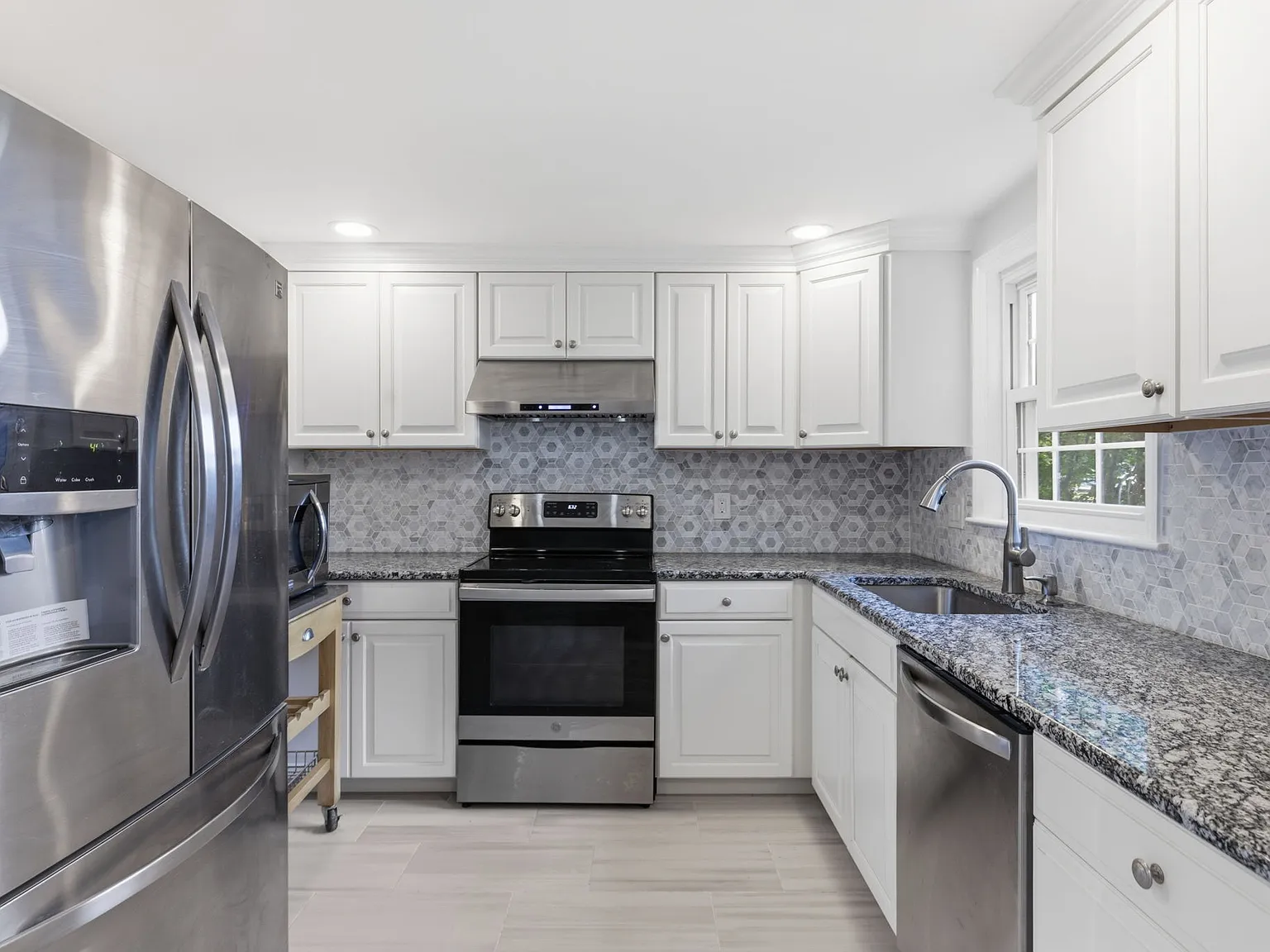 3 bed, 1568 sqft, $3,950 — Photo 2