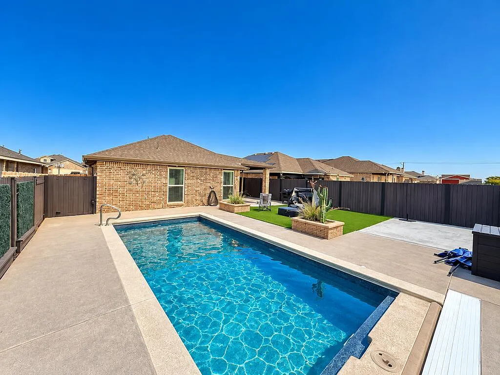 3 bed, 2.0 bath, 1576 sqft, $2,700 — Photo 2