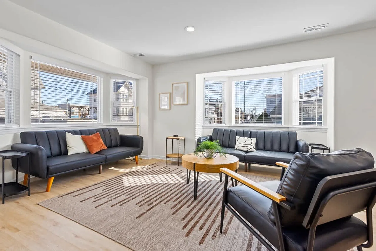 3 bed, 1.0 bath, 1194 sqft, $5,372 — Photo 1