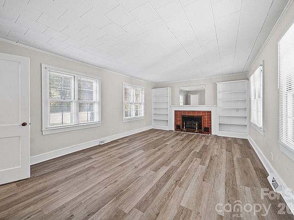 4th image of 406 Sunset Dr