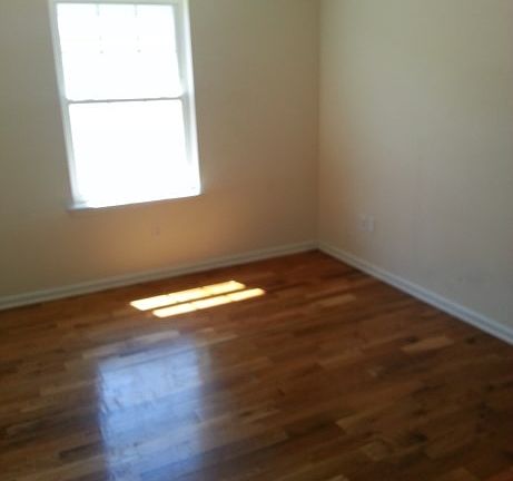 4th image of 293 Littleton Ave #2