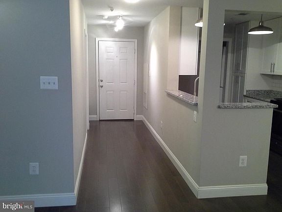 4th image of 10003 Vanderbilt Cir #1-1