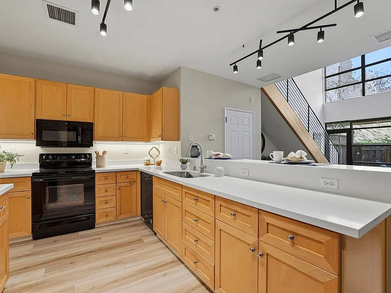 400 N 1st St #111 — Photo 5