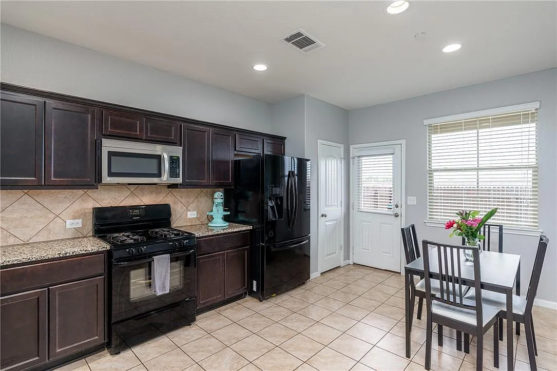 5 bed, 2.5 bath, 2102 sqft, $2,195 — Photo 3