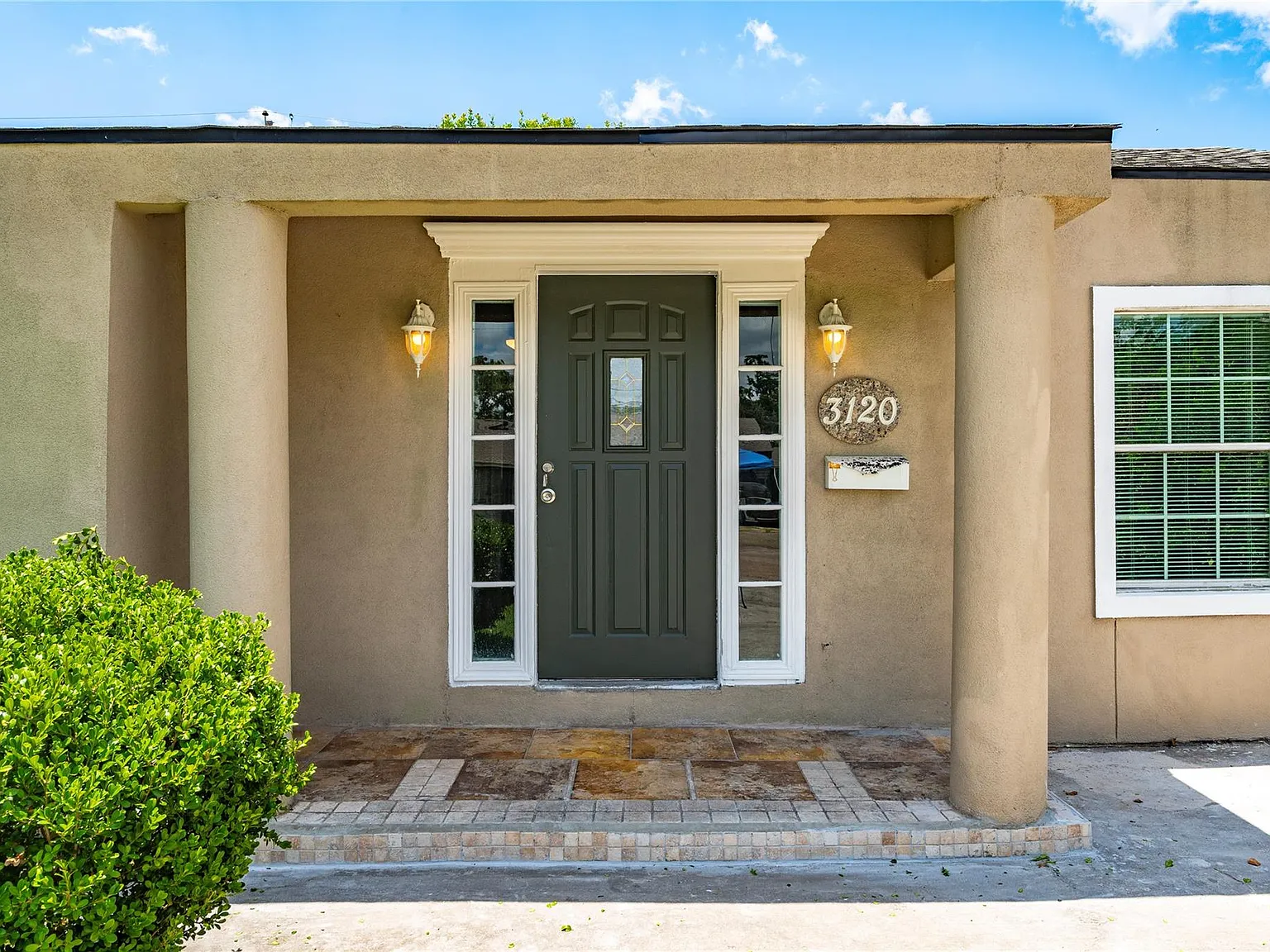 3 bed, 1.0 bath, 992 sqft, $1,700 — Photo 3
