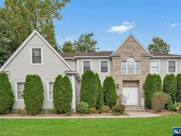522 Shirley Ave, Franklin Lakes, NJ 07417
