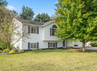 518 Sunmeadow Dr SE, Grand Rapids, MI 49508