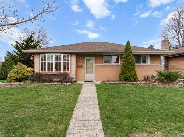 15453 Grovedale St, Roseville, MI 48066