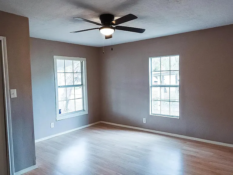 1129 E Doddridge Ave — Photo 12