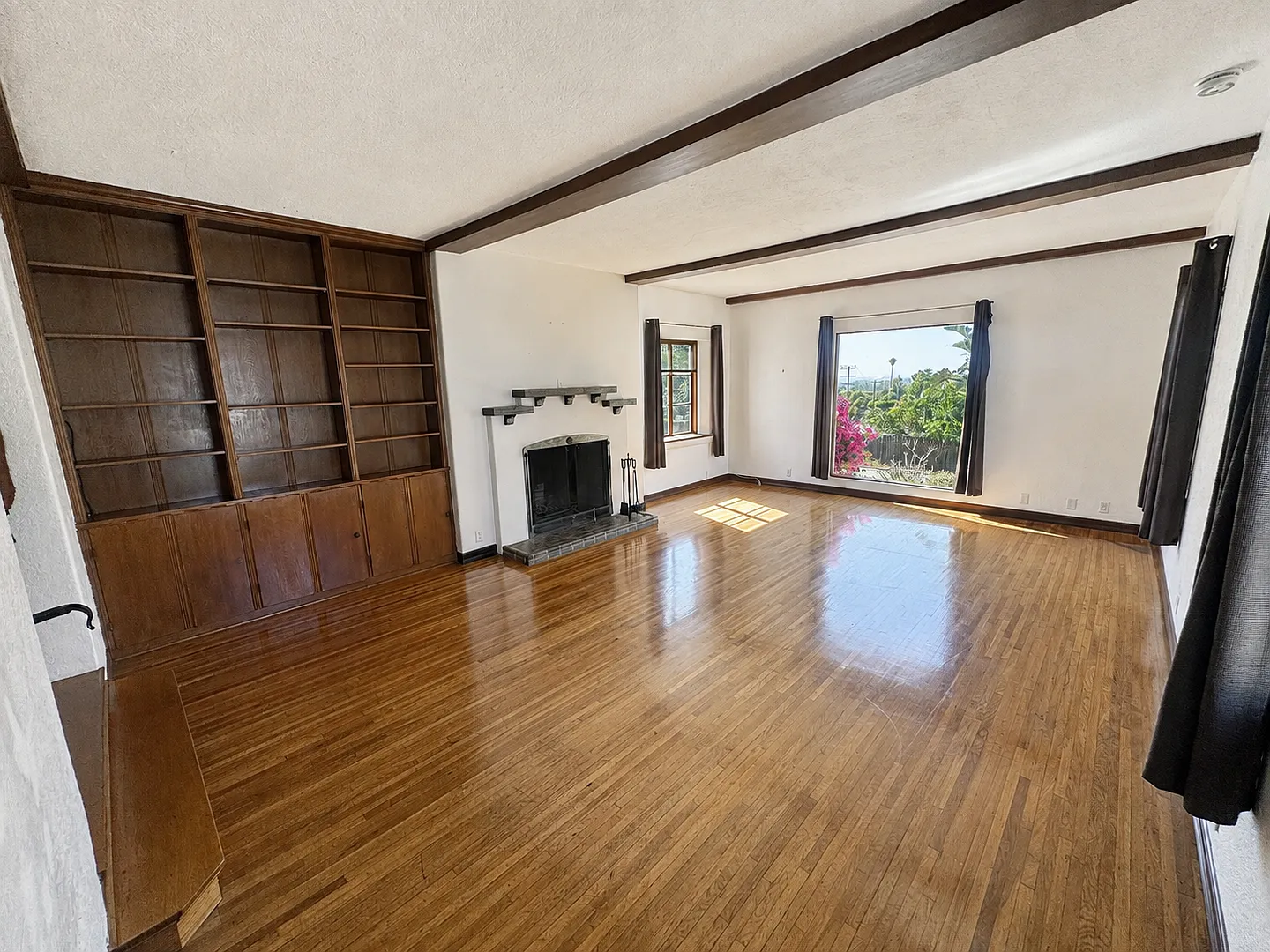 Gorgeous Ventura Home- Great Character, Private Pool, Private Setting — Photo 4