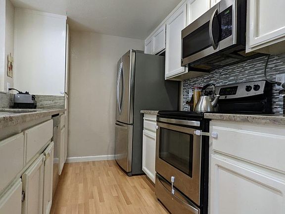 4th image of 328 W Sunnyoaks Ave