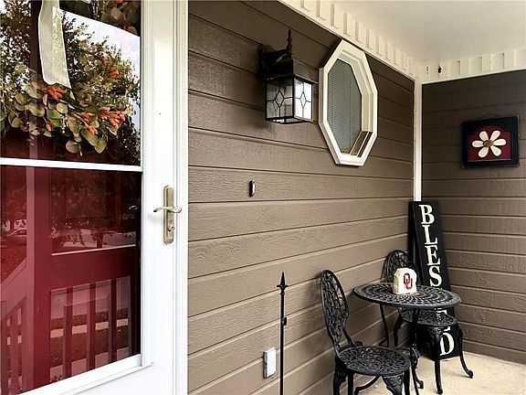5th image of 413 NE Virginia Ct