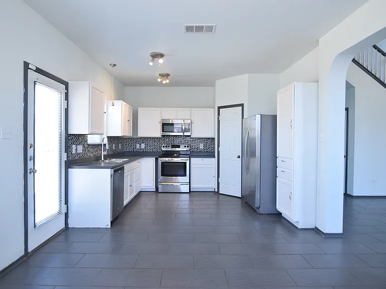 4903 Golden Gate Dr — Photo 5