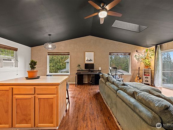 4th image of 798 West Road