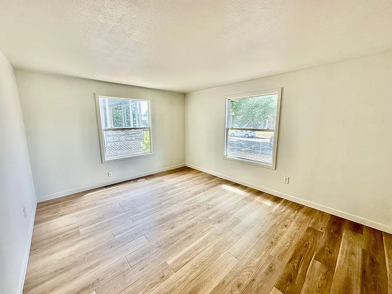 2022 W Dean Ave — Photo 7