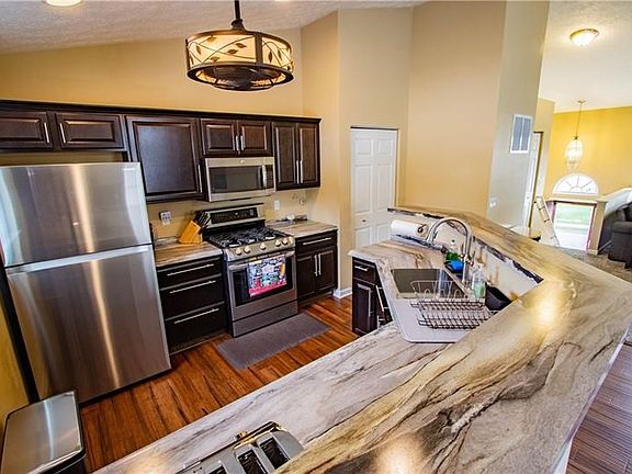 5th image of 215 Birchwood Ln