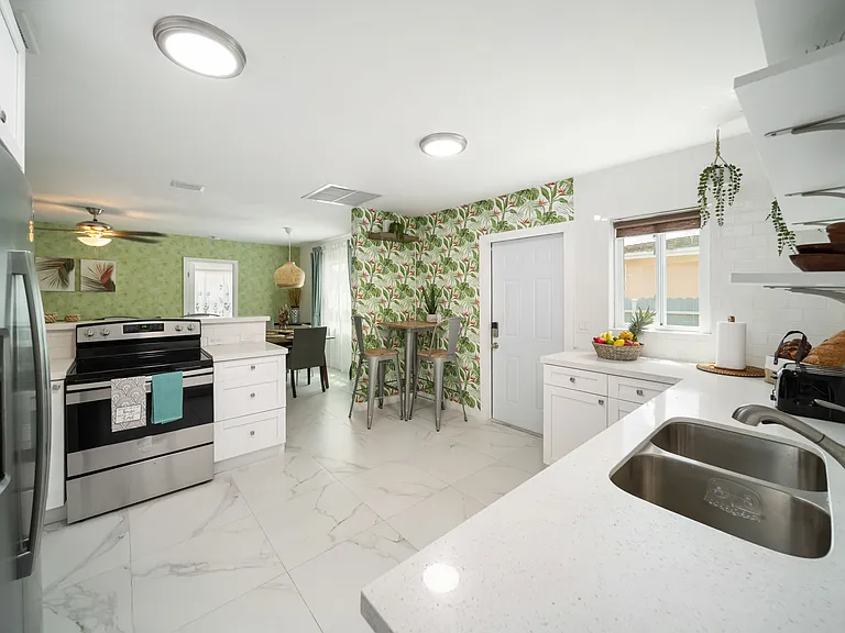 810 NW 21st Ct — Photo 4
