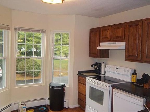 3rd image of 565 Quaker Ln APT 102
