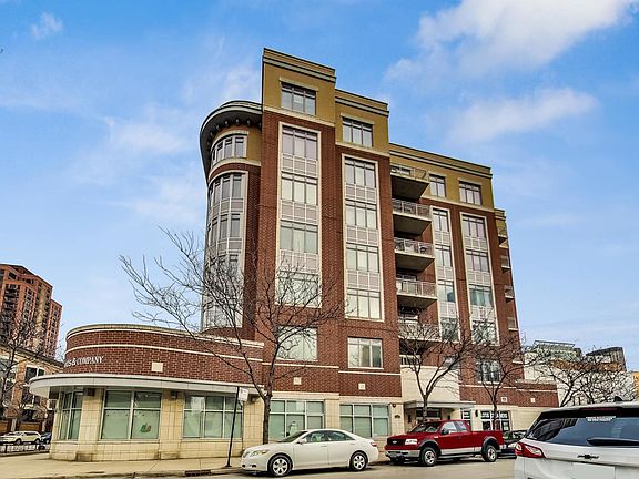 4th image of 657 W Fulton St Unit 210