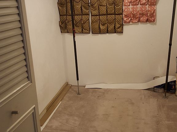 walk in closet master bed
