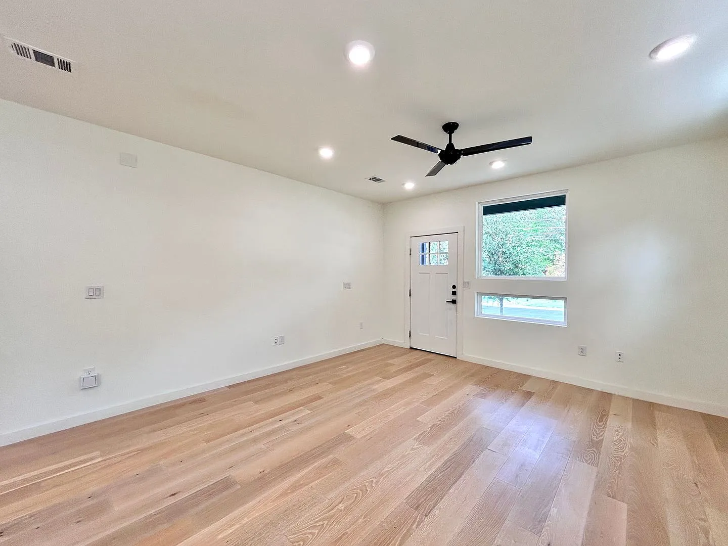 Stunning 5/BR, 4/BA Modern Home with Stylish Finishes! — Photo 4