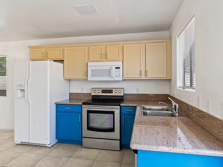6727 S 5th Ave — Photo 10