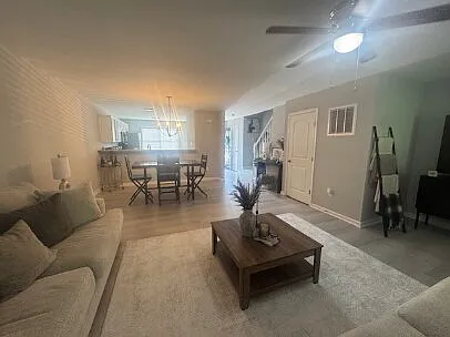 3 bed, 1.0 bath, 1500 sqft, $2,300 — Photo 4