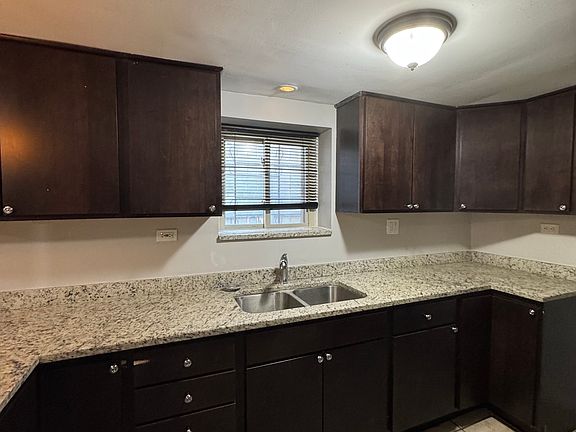 3rd image of 5927 N Rockwell St #B