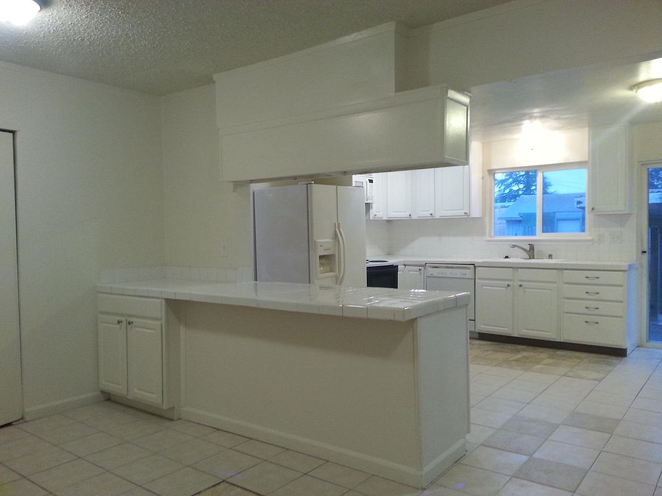 1st image of 1019 E 61st St
