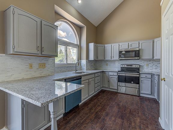 3rd image of 9884 Montclaire Dr