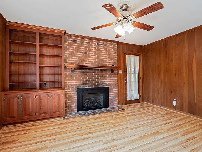 2401 Scarsborough Dr — Photo 19