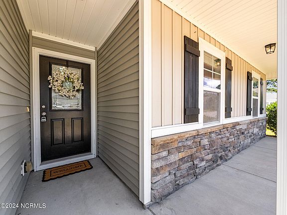 4th image of 400 Blue Pennant Court