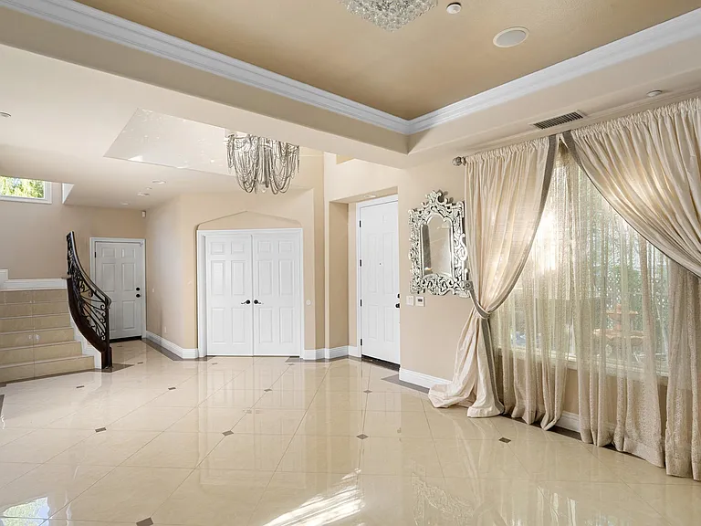 7370 Chantilly Ln — Photo 6