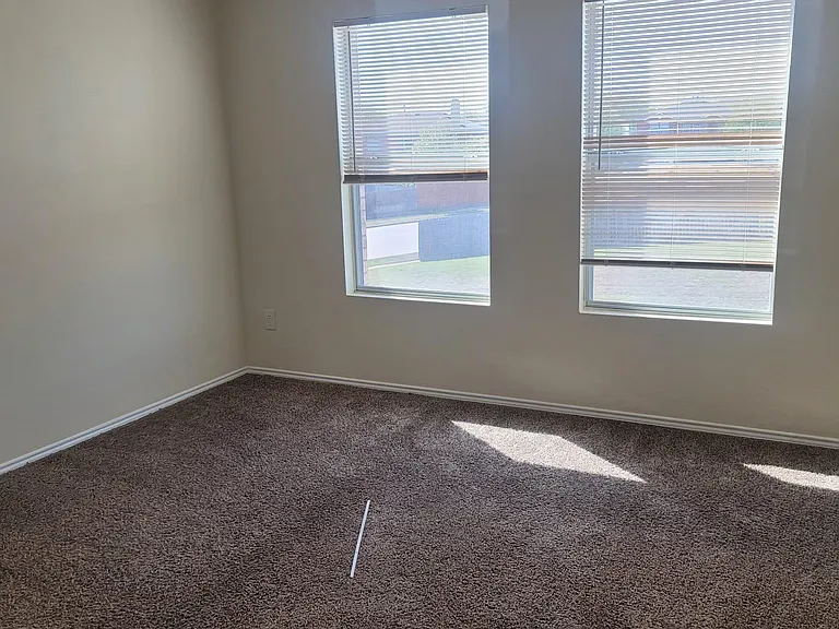 933 Medina Dr — Photo 5
