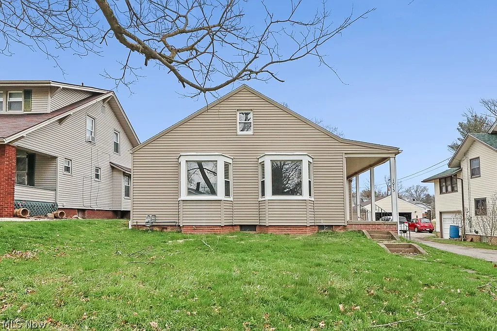 1073 Parkside Dr photo 1