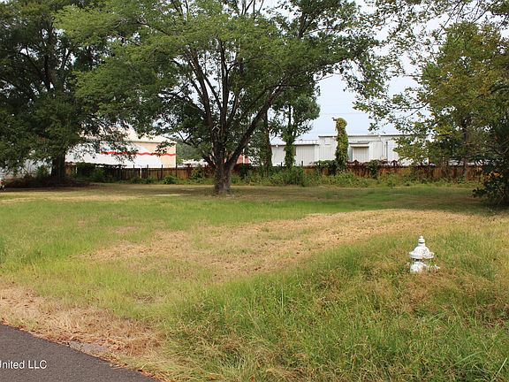 4th image of 201-205 Lake Dr