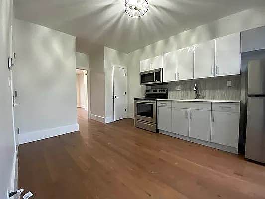 4th image of 542 Willoughby Ave #2B