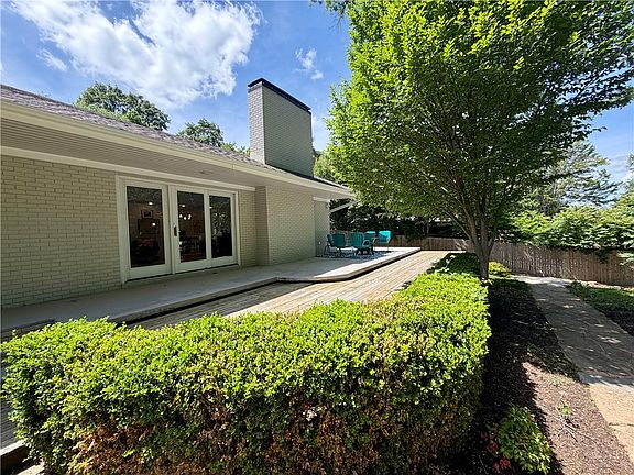 3rd image of 1143 W Lakeridge Dr