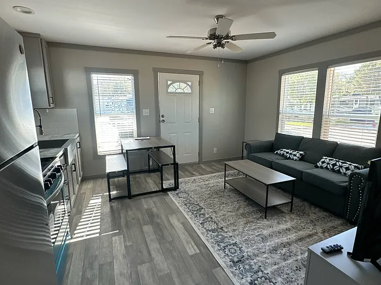 9 La Posada Dr — Photo 2