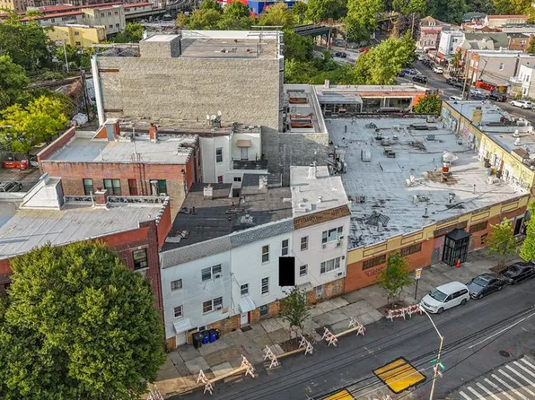 681 Rhinelander Avenue image 25 of 29