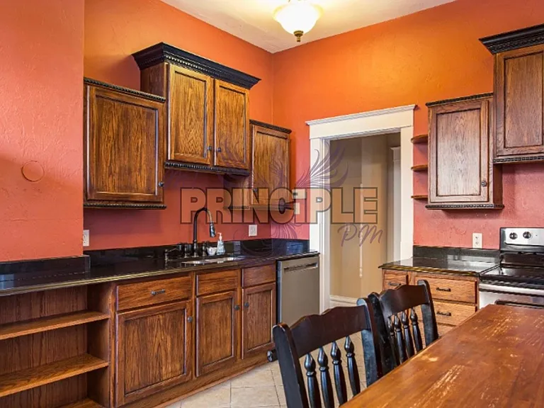 820-822 W Silver St — Photo 7
