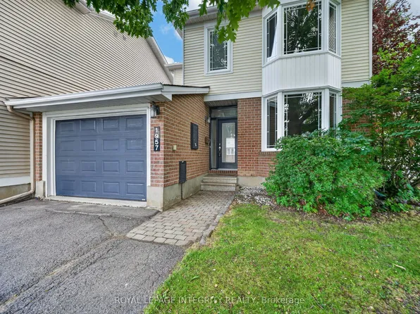 1957 Crestmont Pl, Ottawa, ON K1W 1E4