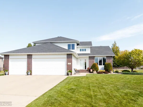 318 Saint Charles Pl, West Fargo, ND 58078