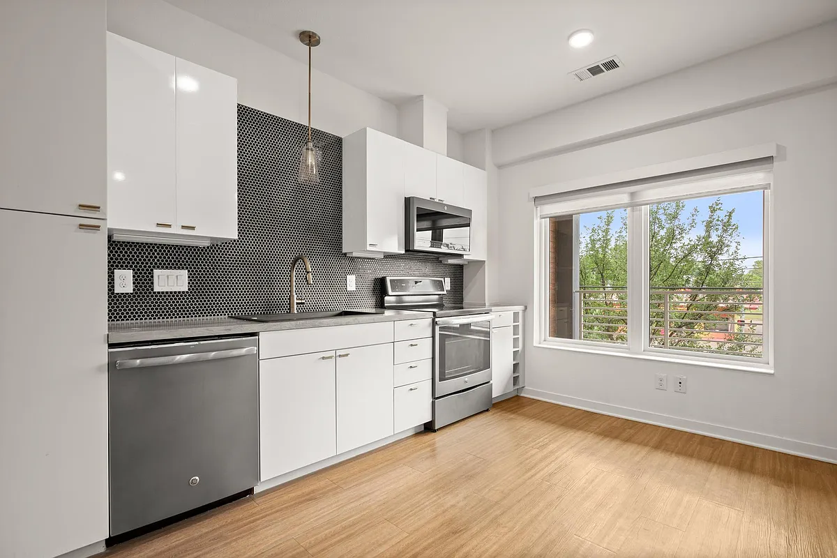 Building Photo - 4361 S Congress Ave #204