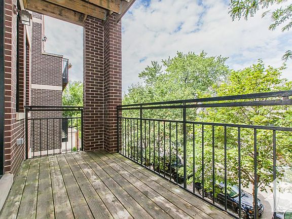 4th image of 1039 W Newport Ave #1JF