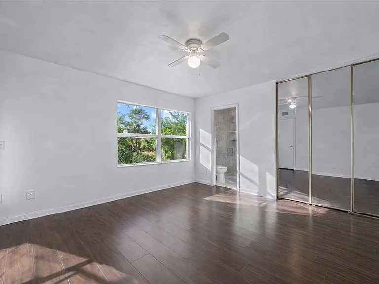 1945 Stratford Way — Photo 17