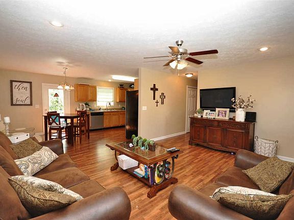 3rd image of 25 Ashley Dr