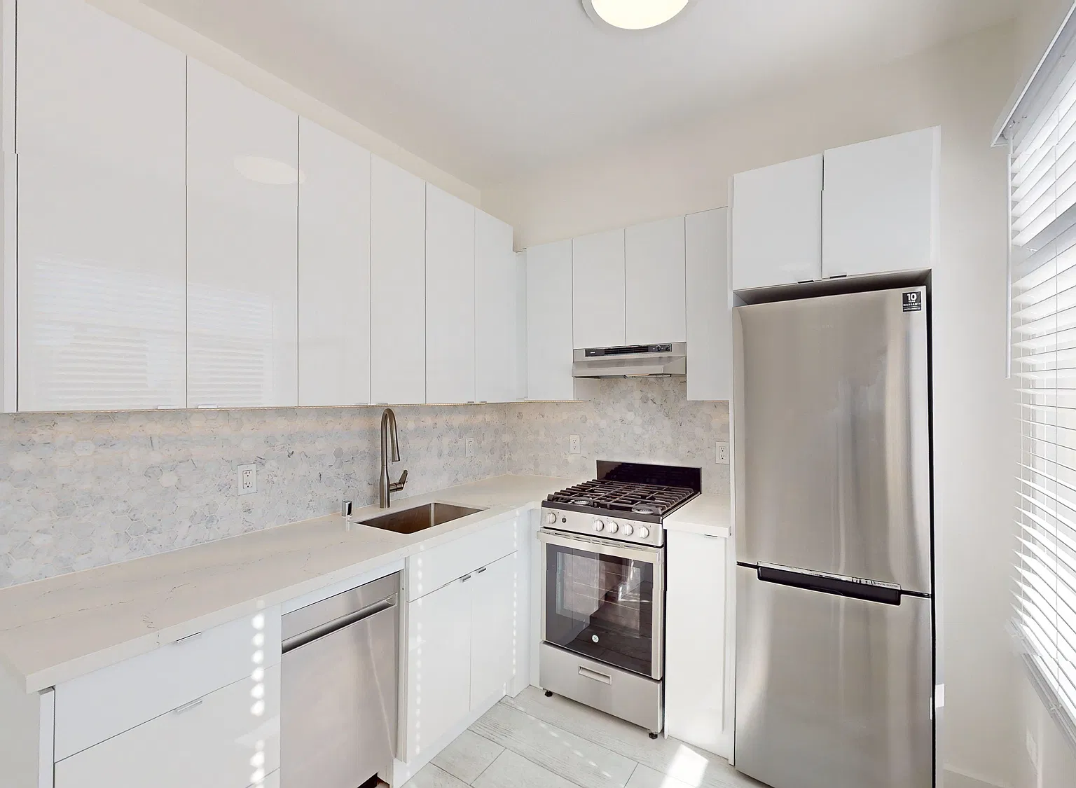 Modern San Francisco Studio with In-Unit Laundry | Pet Friendly — Photo 4