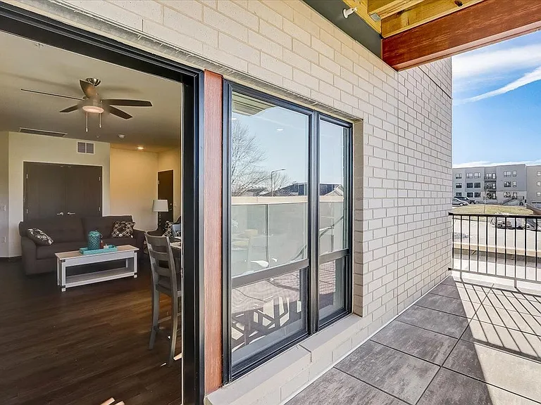 1120 N Windsor Ave — Photo 15