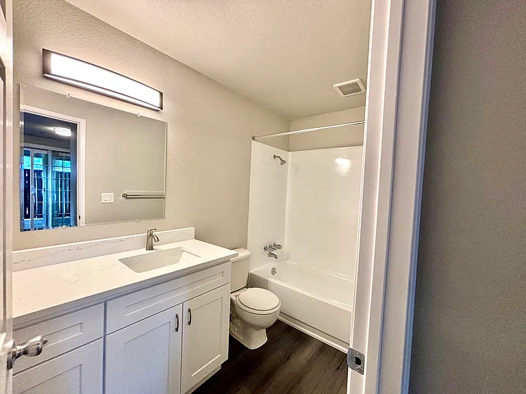 Serrano Gardens Apartments — Photo 6